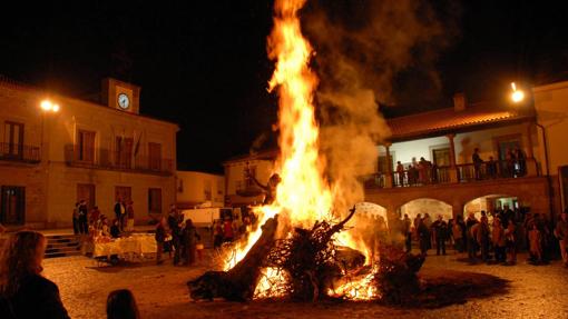 Hoguera en la plaza central del municipio de Dos Torres