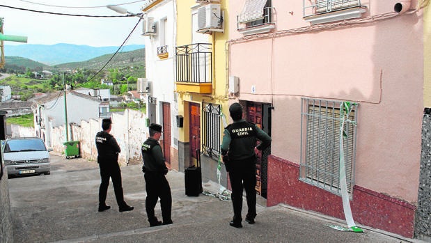 Una testigo del crimen de Baena vio saltar a un hombre al solar que daba acceso a la casa