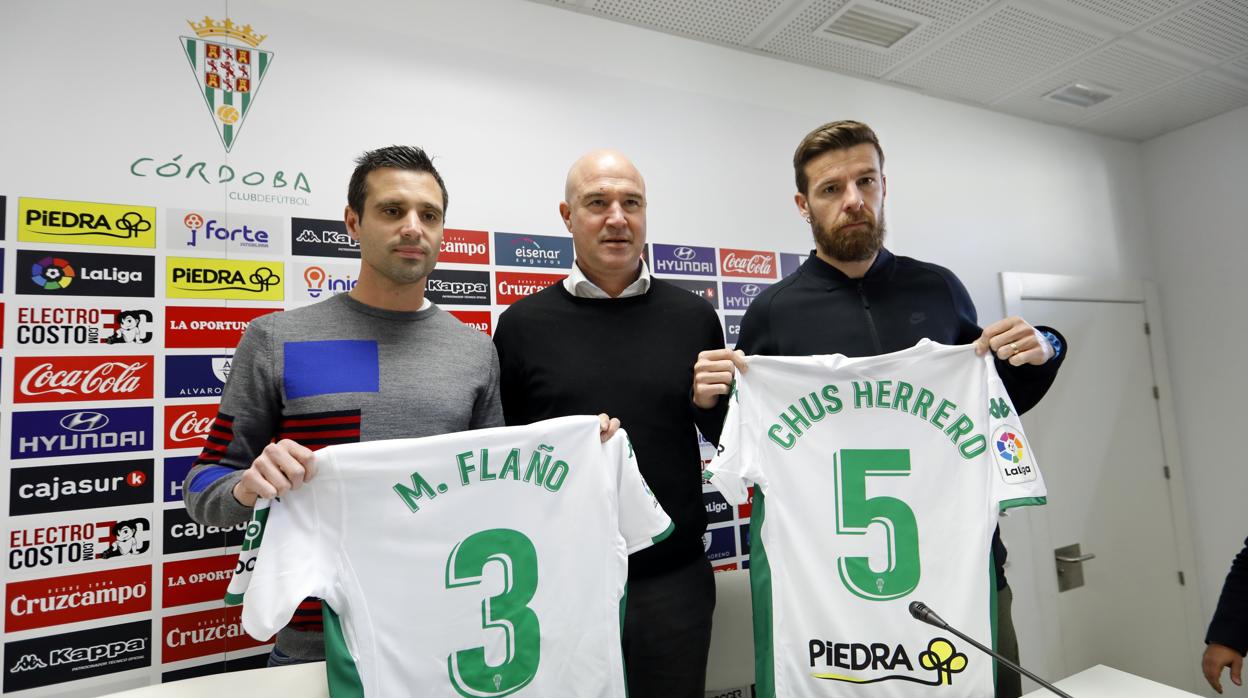 Los jugadores del Córdoba Miguel Flaño y Chus Herrero, en la presentación con Rafael Berges