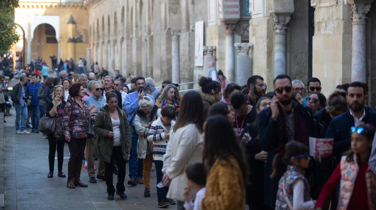 Colas de turistas a las puertas de la Mezquita-Catedral