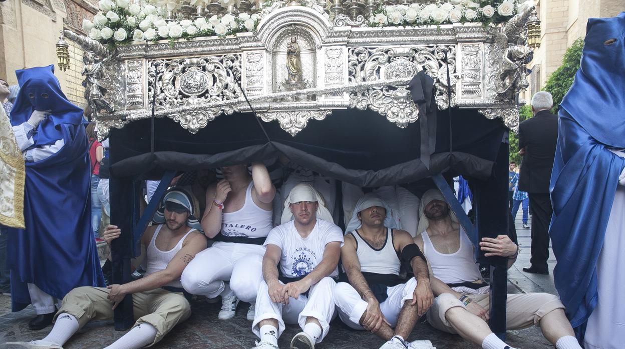 Costaleros de Nuestra Señora de la piedad, de la cofradía del Prendimiento de Córdoba