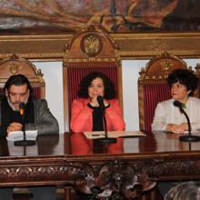 La rectora de la UGR, Pilar Aranda, ha presidido el acto de presentación del legado.