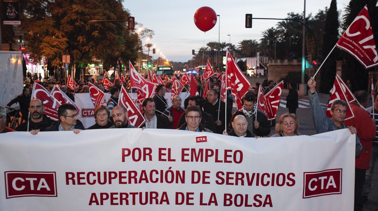 Manifestación del sindicato CTA conta la política laboral del Ayuntamiento en enero de 2016