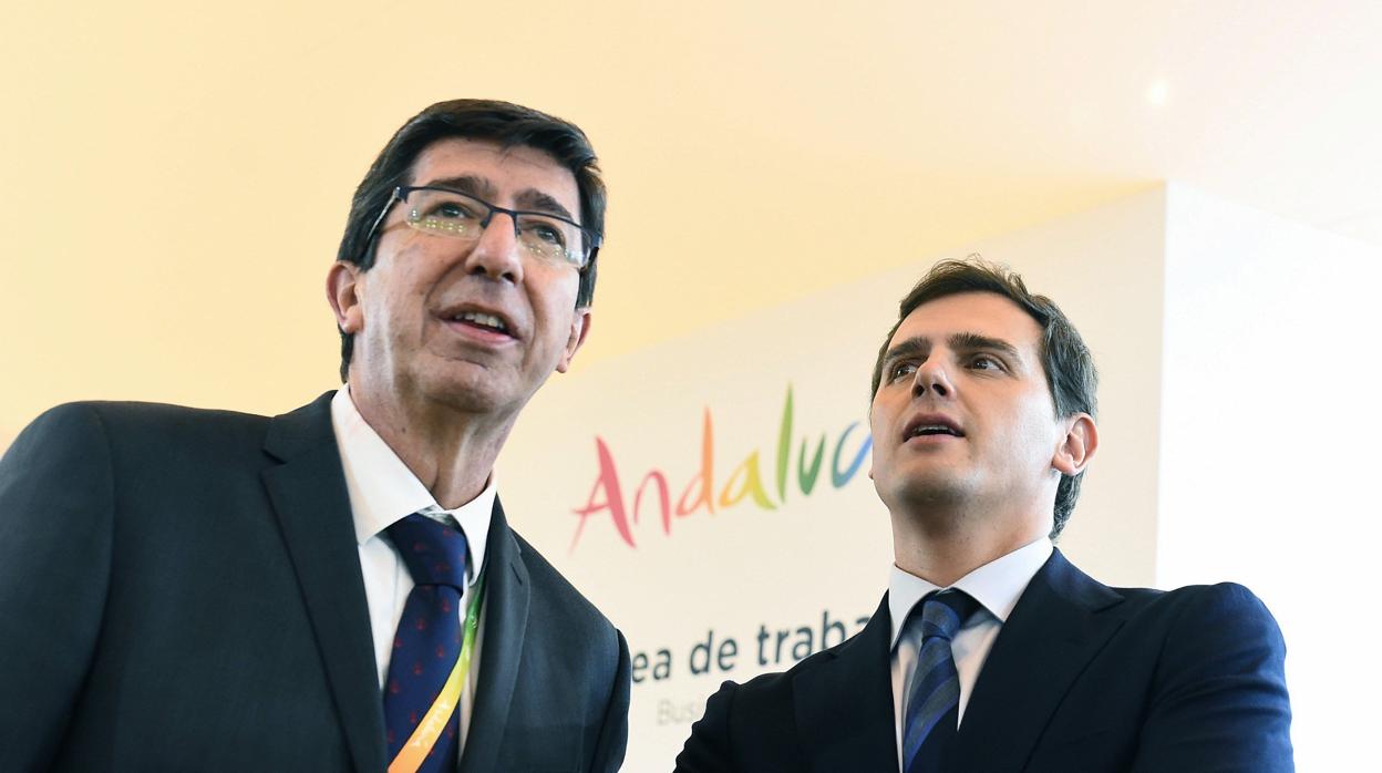 Imagen del líder de Ciudadanos y vicepresidente de la Junta de Andalucía con Rivera en Fitur