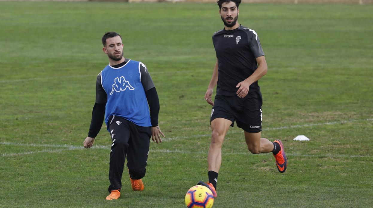 Sebas Moyano, a la izquierda, en uno de los últimos entrenamientos con el Córdoba CF