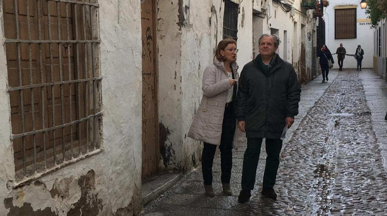 Laura Ruiz y Salvador Fuentes, junto a la casa que se intenta reformar