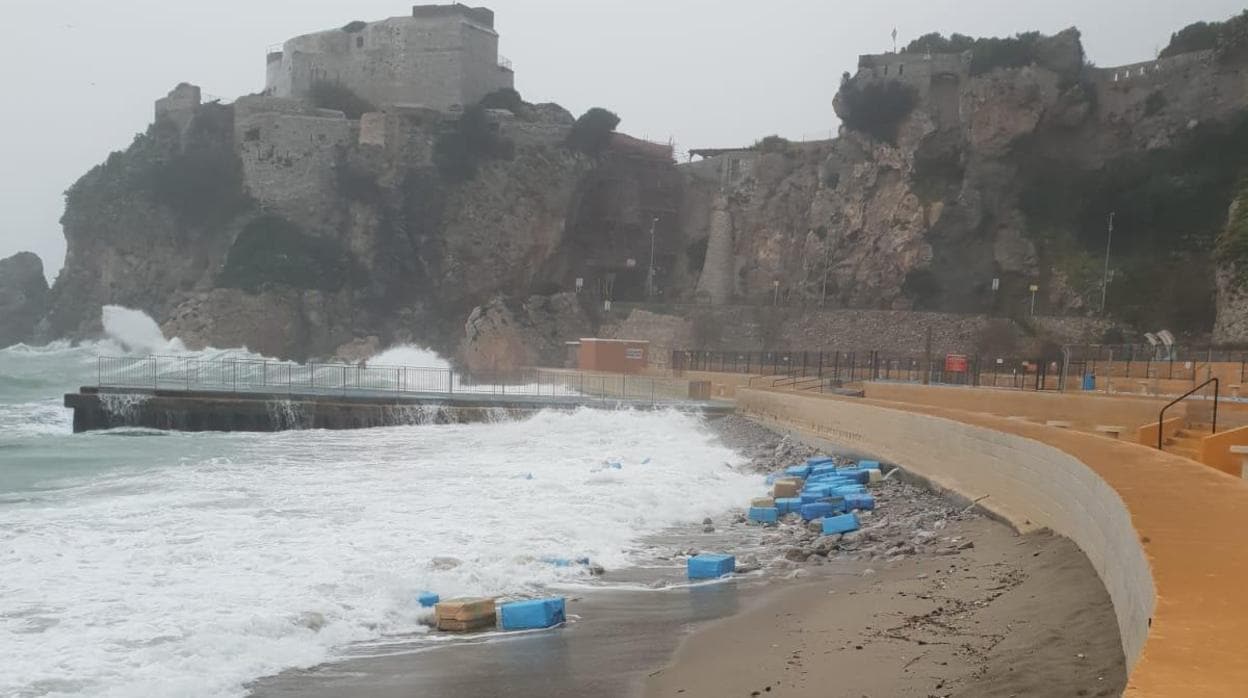 Imagen de algunos de los fardos de hachís, en la playa de Camp Bay, en Gibraltar