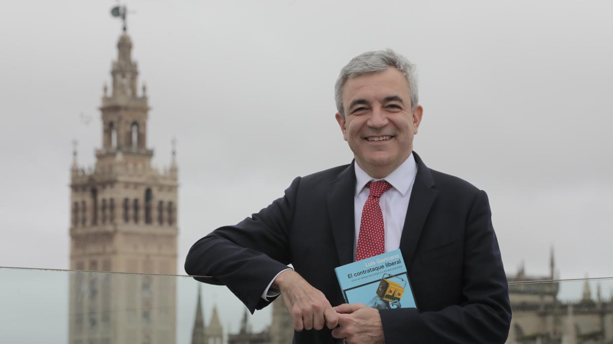 El autor del ensayo durante la entrevista, con la Giralda al fondo