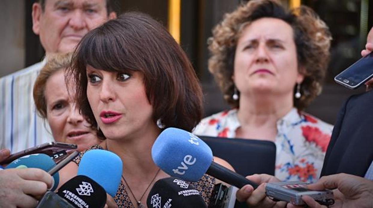 Juana Rivas, frente a los juzgados de Granada