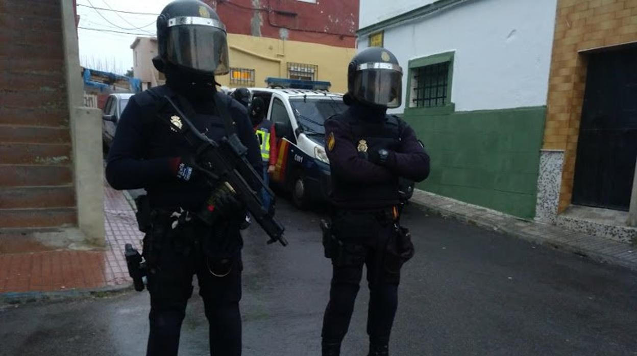 Dos de los agentes que integraron el dispositivo de la operación «Lupita» en Algeciras