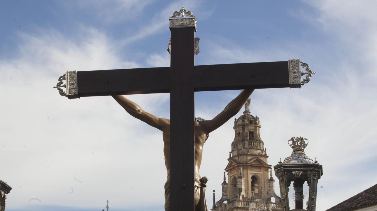 La evolución de la representación de la cruz en la Semana Santa de Córdoba, de planas a arbóreas