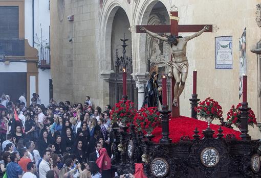 Salida procesional del Cristo de la Caridad el Jueves Santo en la plaza del Potro