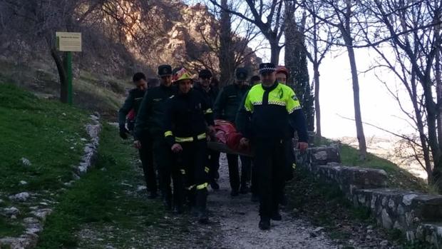 Bomberos de Baena rescatan a una senderista tras sufrir una caída en la ruta del Bailón