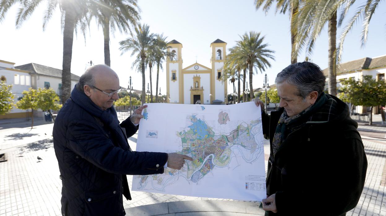 Luis Martín junto a Salvador Fuentes, en la plaza de Cañero