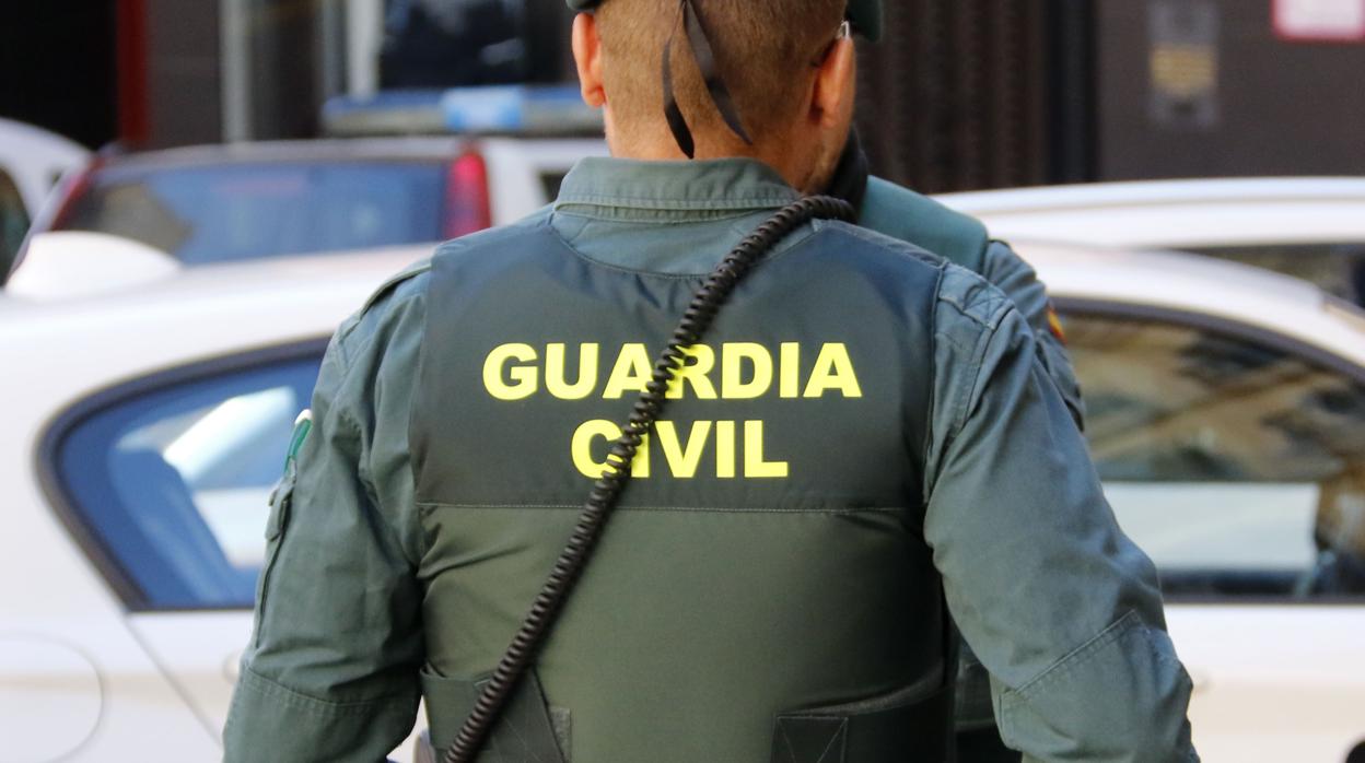 Un agente de la Guardia Civil