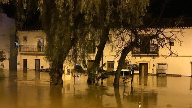 La rotura de una tubería del pantano de La Viñuela inunda una pedanía de Vélez-Málaga