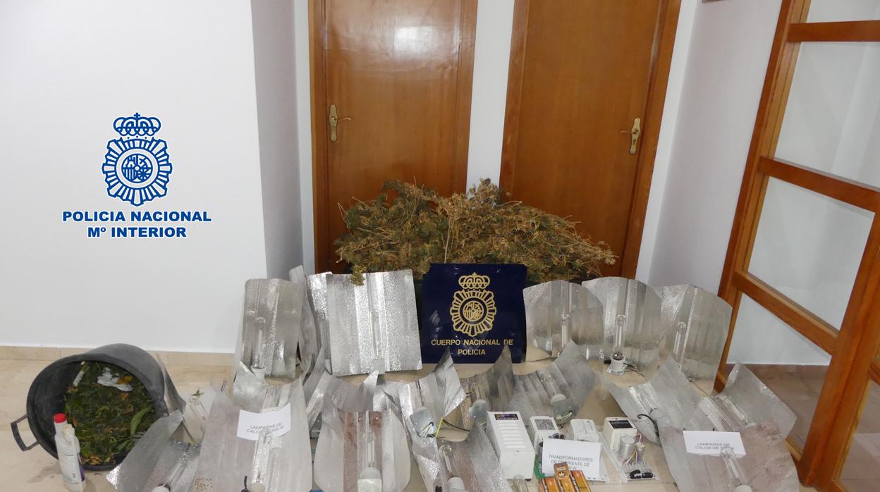 Droga y material descubierto en las viviendas registradas por la Policía Nacional