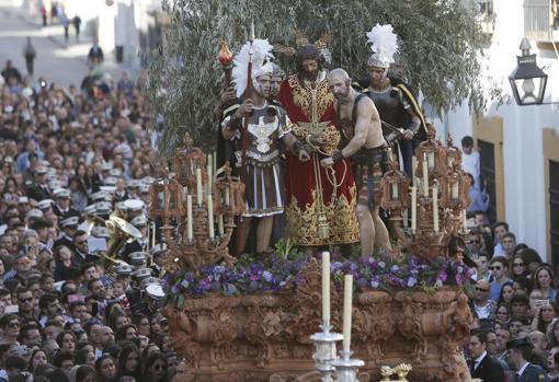 El Señor del Prendimiento, con su túnica bordada en oro