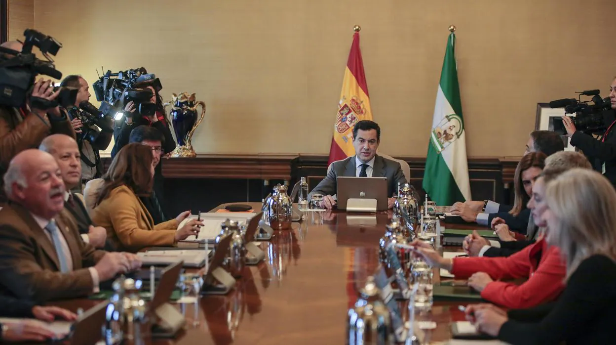 Moreno, presidiendo este martes el primer Consejo de Gobierno en Sevilla