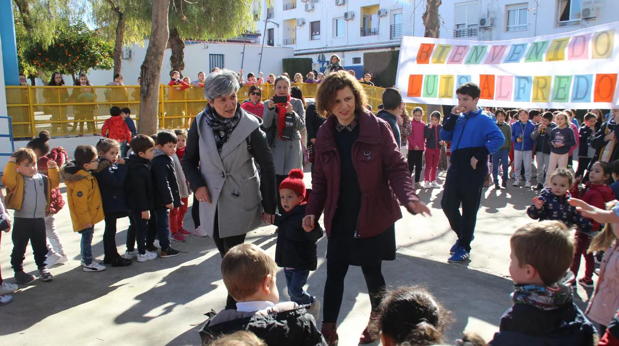 El pequeño Luis Alfredo visita a los niños del colegio de Lucena que han ayudado para su operación en España