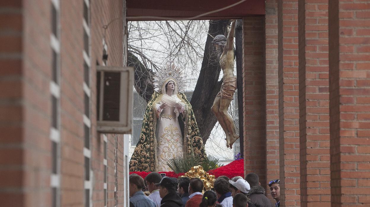 El misterio de la cofradía del Crsisto de la Piedad a su paso por el barrio de las Palmeras de Córdoba