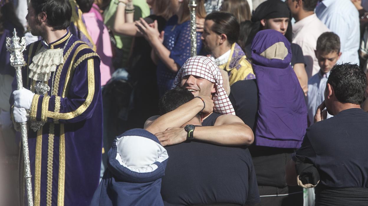 Costaleros de la hermandad de Nuestro Padre Jesús Nazareno durante su salida procesional