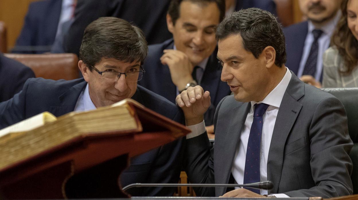 Juan Marín y Juanma Moreno comparten confidencias ayer sentados en los bancos del Gobierno en el Parlamento andaluz