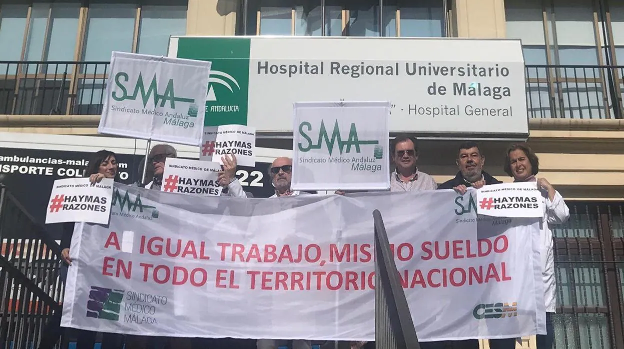 Protestas frente al Hospital General de Málaga