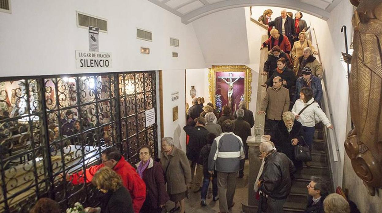 Cada 9 de febrero se forman largas colas para visitar la tumba del beato