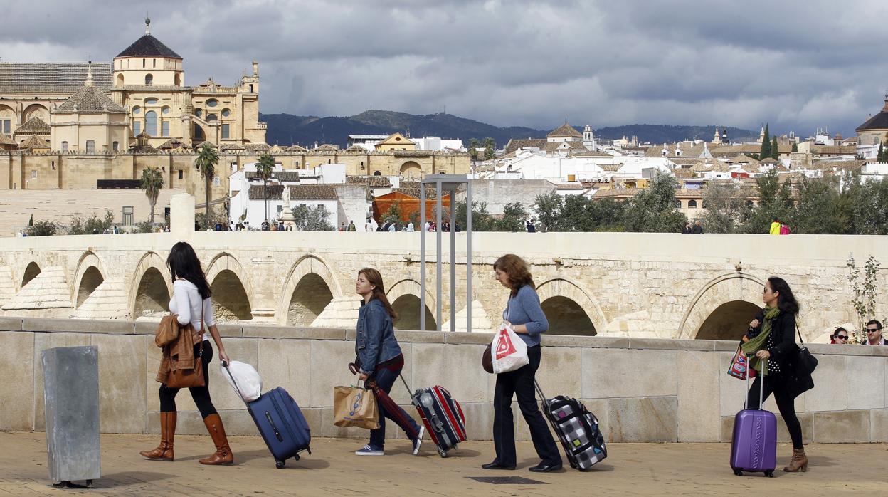 Un grupo de turistas transita por el entorno de la Calahorra con sus maletas