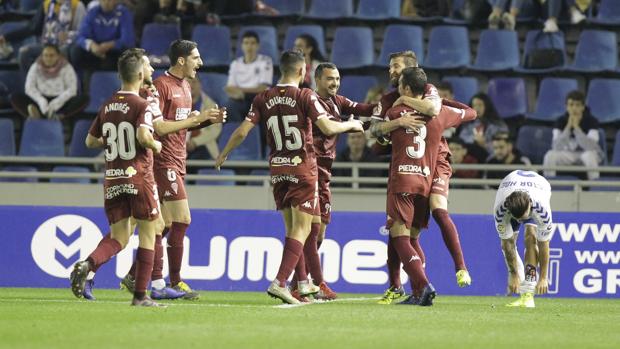 El Córdoba CF salva su primera final en Tenerife (0-2)