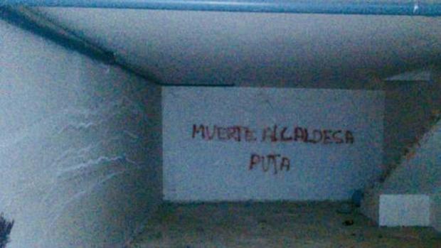 Un criadero ilegal de gallos de pelea, detonante de pintadas contra la alcaldesa de Benaoján