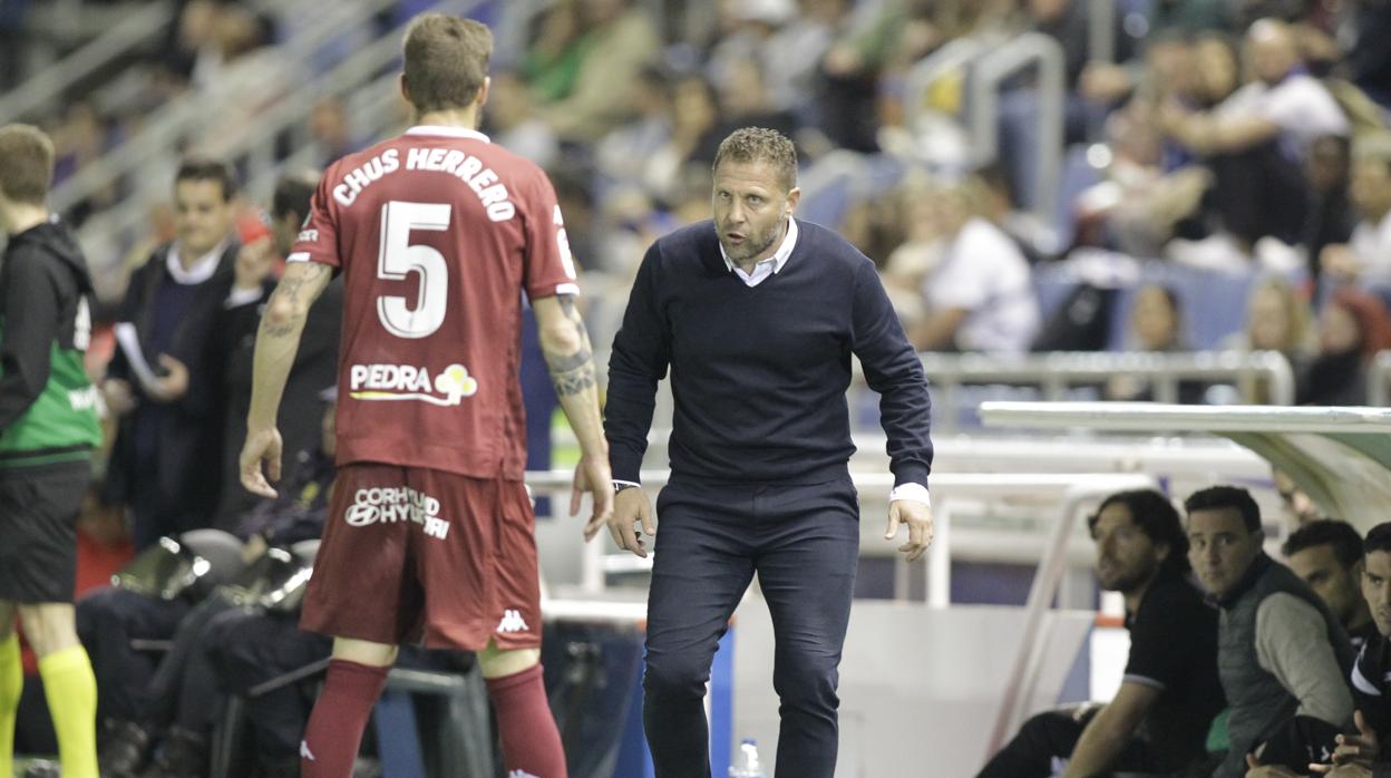 Curro Torres dando instrucciones a Chus Herrero