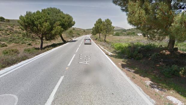 Rescatan el cadáver de un hombre cuyo coche ha caído por un barranco en un pueblo de Málaga