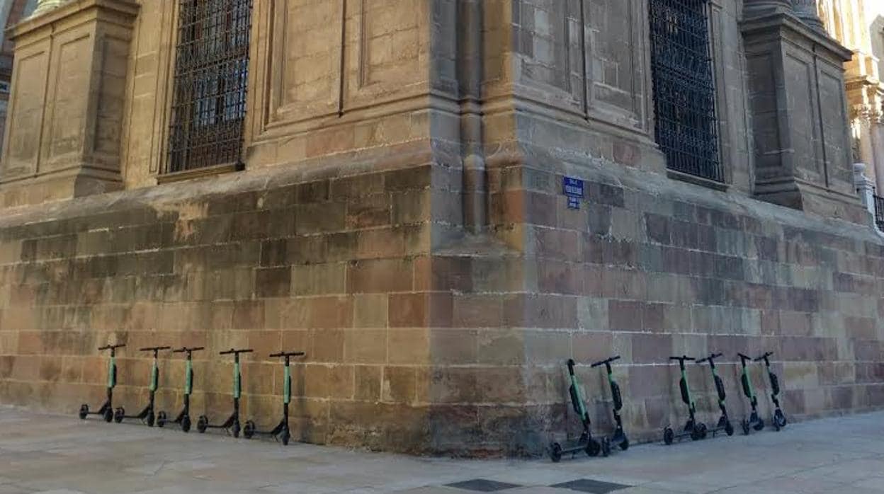 Patinetes estacionados a los pies de la Catedral de Málaga