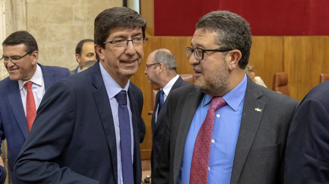 El vicepresidente de la Junta, Juan Marín, junto a Francisco Serrano en el Parlamento andaluz