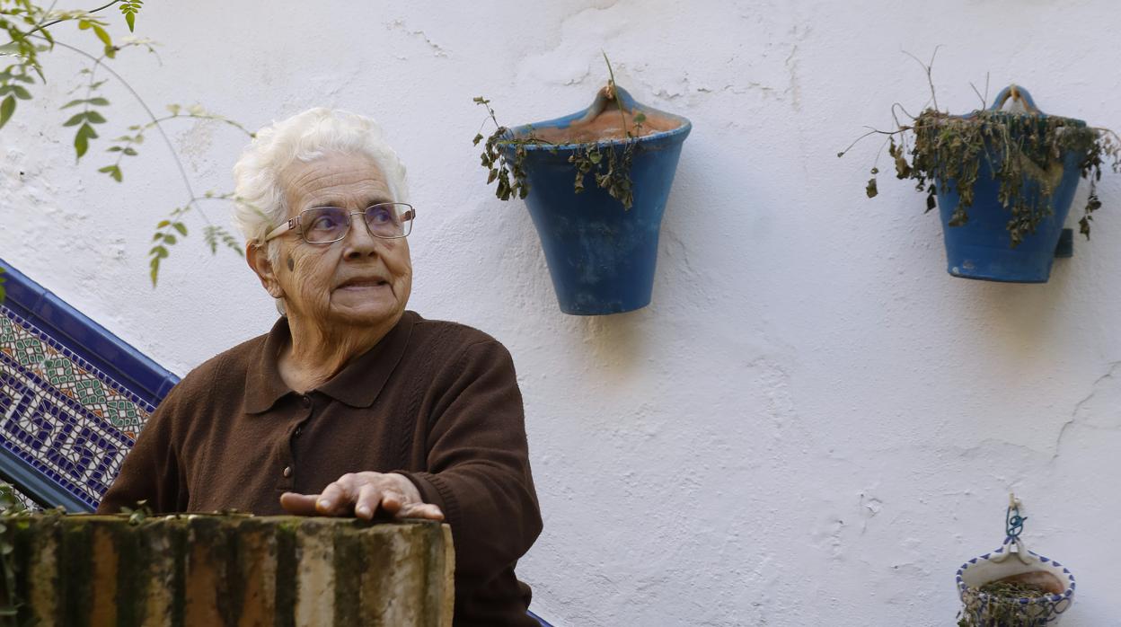 Manuela, la propietaria de Guzmanas, 4, que hace años que no monta el patio