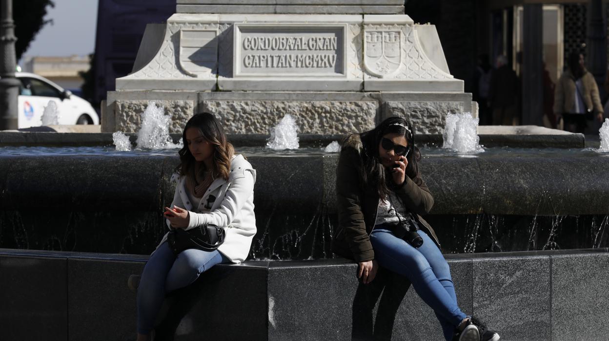 Dos mujeres en la Plaza de las Tendillas de Córdoba