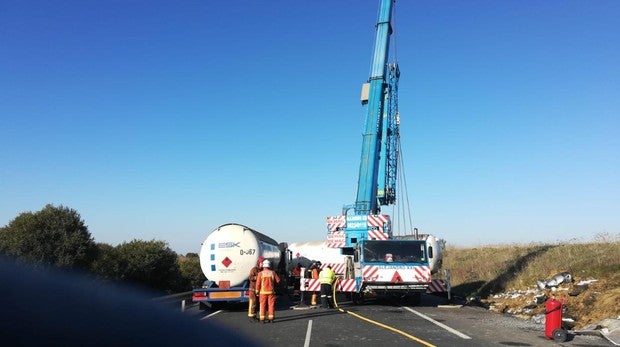 Restablecido el tráfico en la autovía A-49 en ambos sentidos tras volcar un camión de butano en Bonares