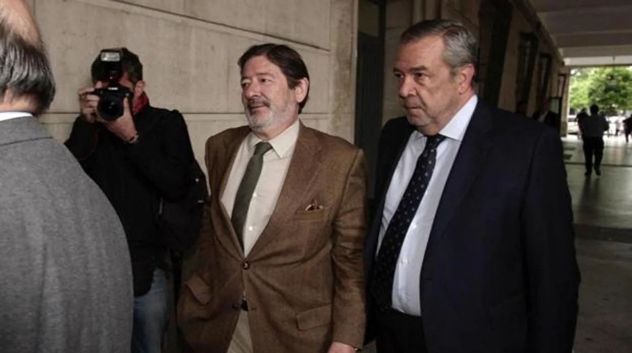 Carlos Sierra, a la derecha, junto a Javier Guerrero, imputado en el caso ERE