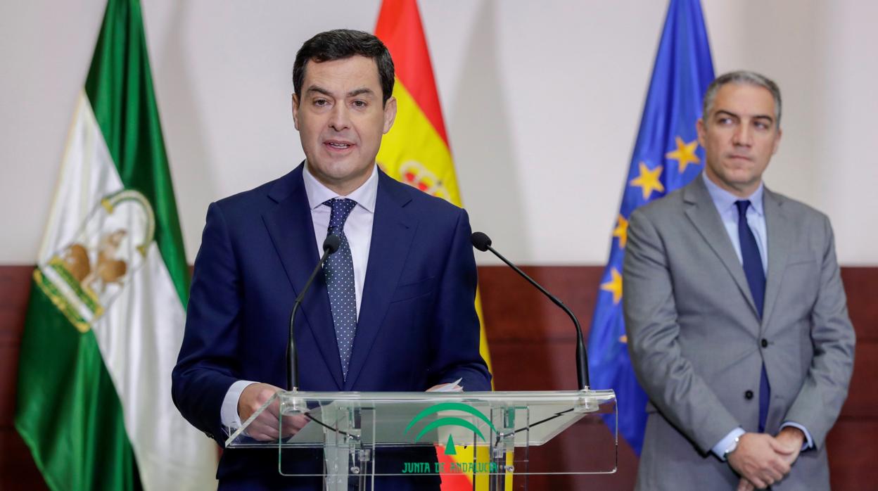 El presidente de la Junta de Andalucía, Juanma Moreno, junto al consejero de Presidencia, Elís Bendodo