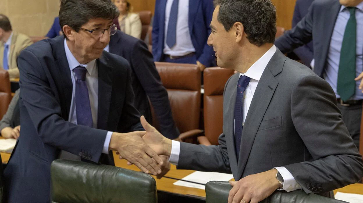 Juan Marín y Juanma Moreno, en el Parlamento andaluz