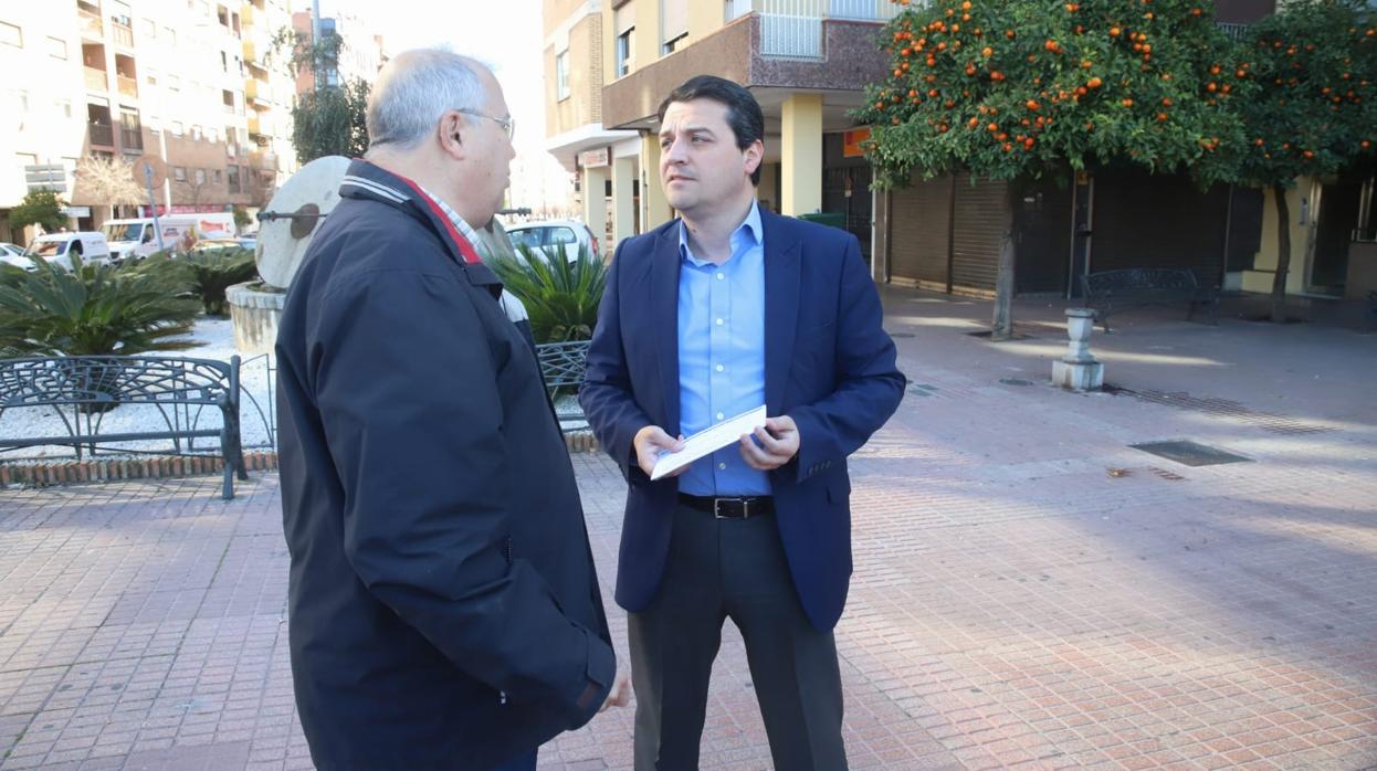 El portavoz municipal del PP hoy en la avenida de las Ollerías, barrio que ha visitado