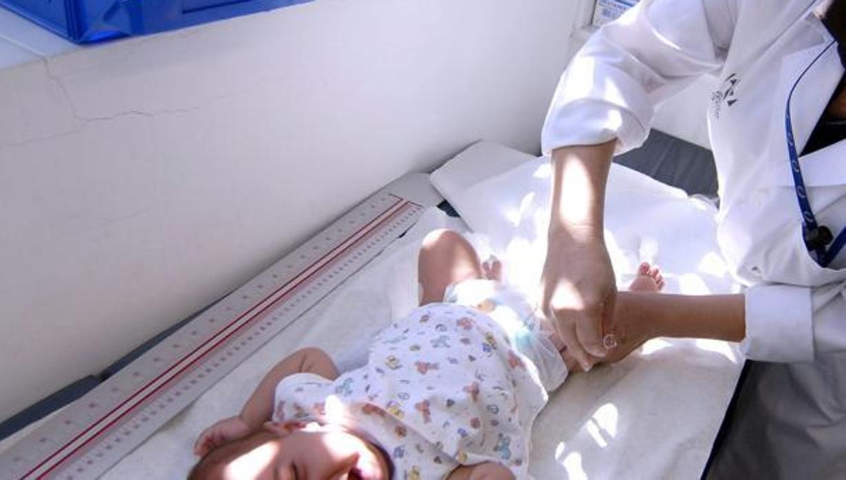 Una enfermera vacuna a un bebé en un centro hospitalario de Sevilla