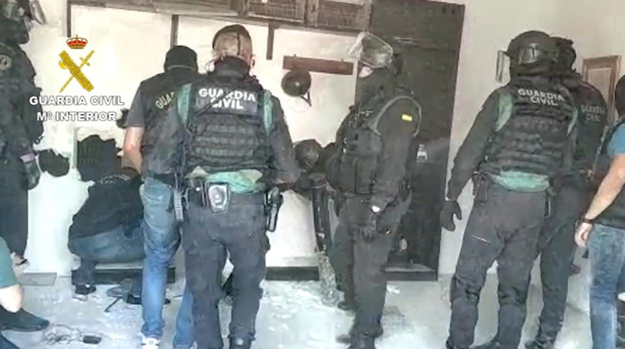 Miembros de la Guardia Civil, en uno de los registros realizados en La Línea de la Concepción