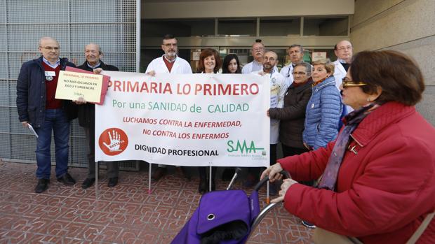 Los médicos de Córdoba recuerdan al nuevo Gobierno su reivindicación de 10 minutos por paciente