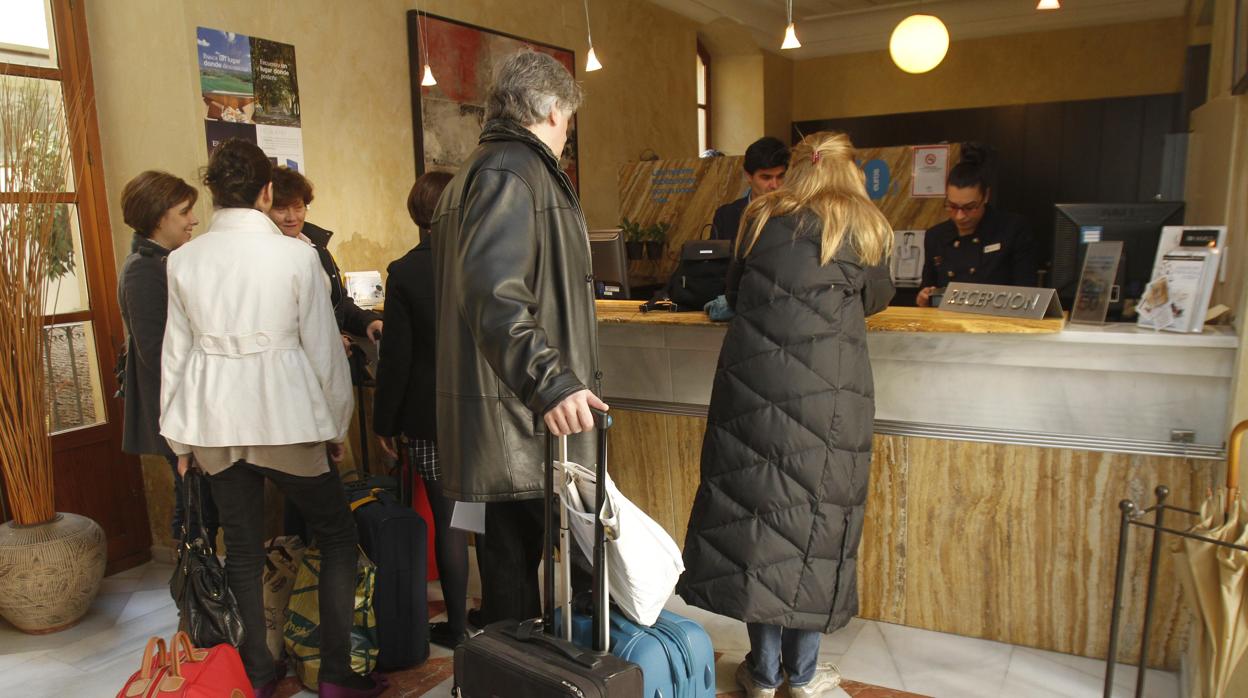 Turistas en la recepción de un hotel de Córdoba capital
