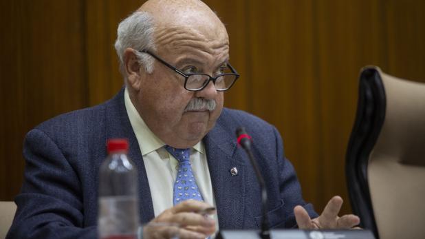 El consejero de Salud resta importancia a la investigación de su delegado en Almería