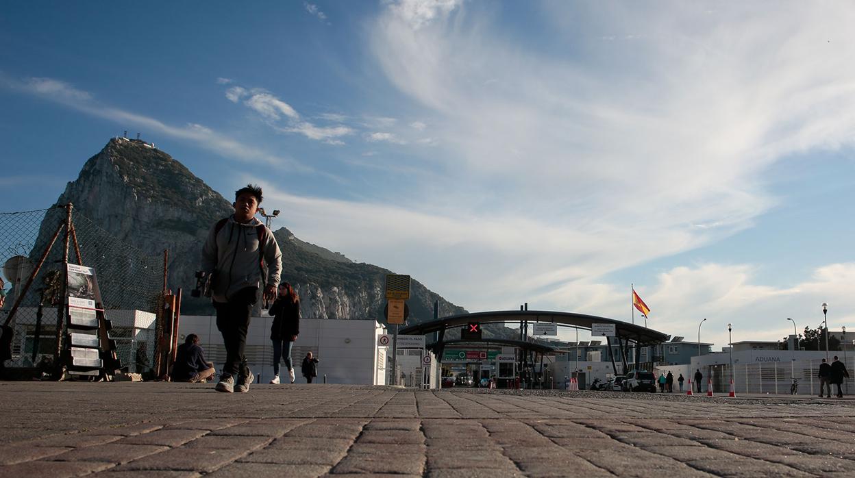 Vista de la entrada a Gibraltar, con el Peñón de fondo