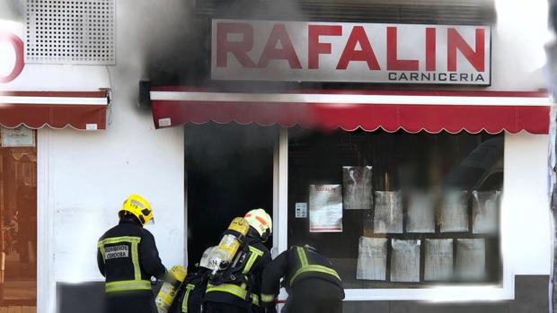 Arde una carnicería en la plaza de Santa Teresa de Córdoba sin causar heridos